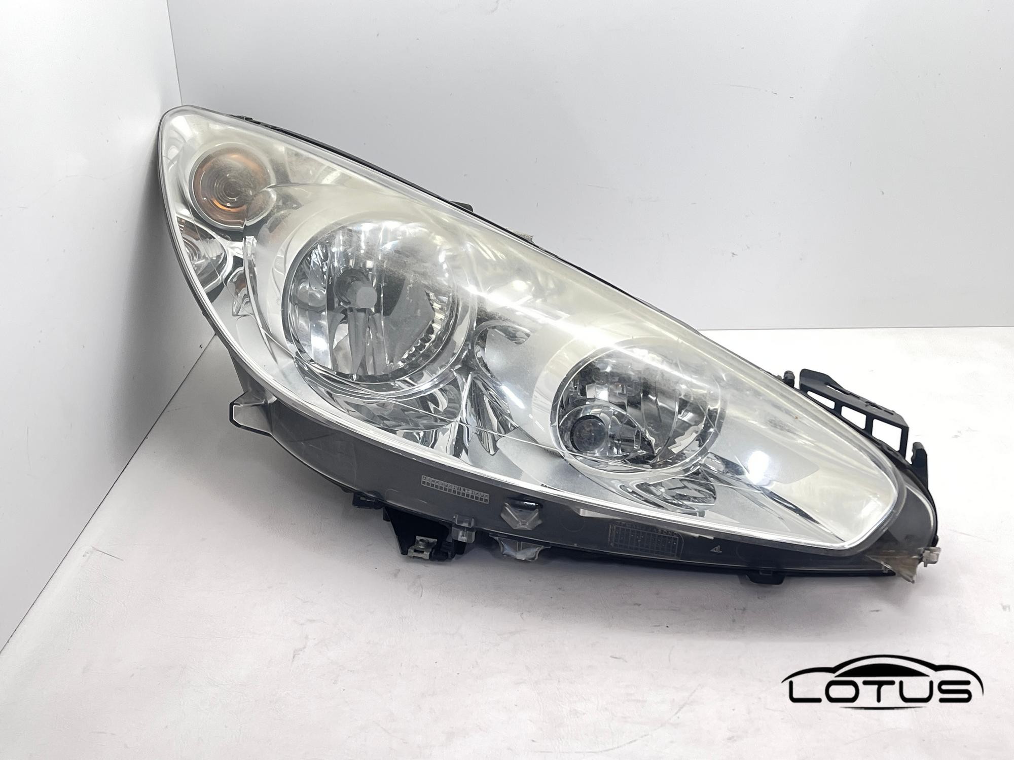 Desni far Peugeot 308 2011-2013