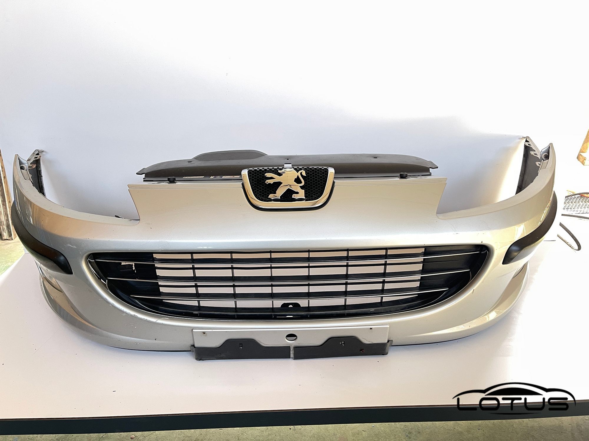 Prednji branik Peugeot 407 2004-2010