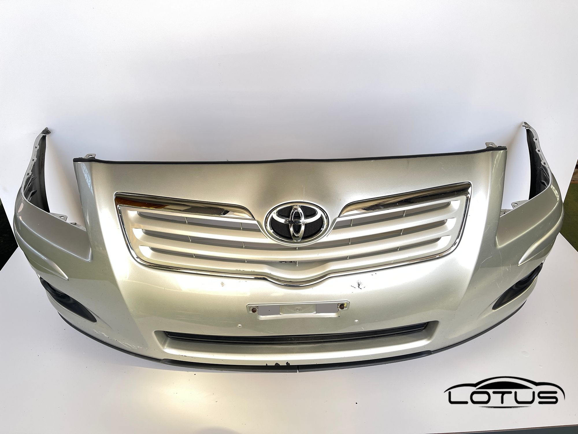 Prednji branik Toyota AVENSIS 2006-2009