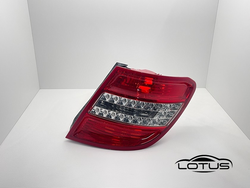 Desna štoplampa LED Mercedes C KLASA W204 07-11