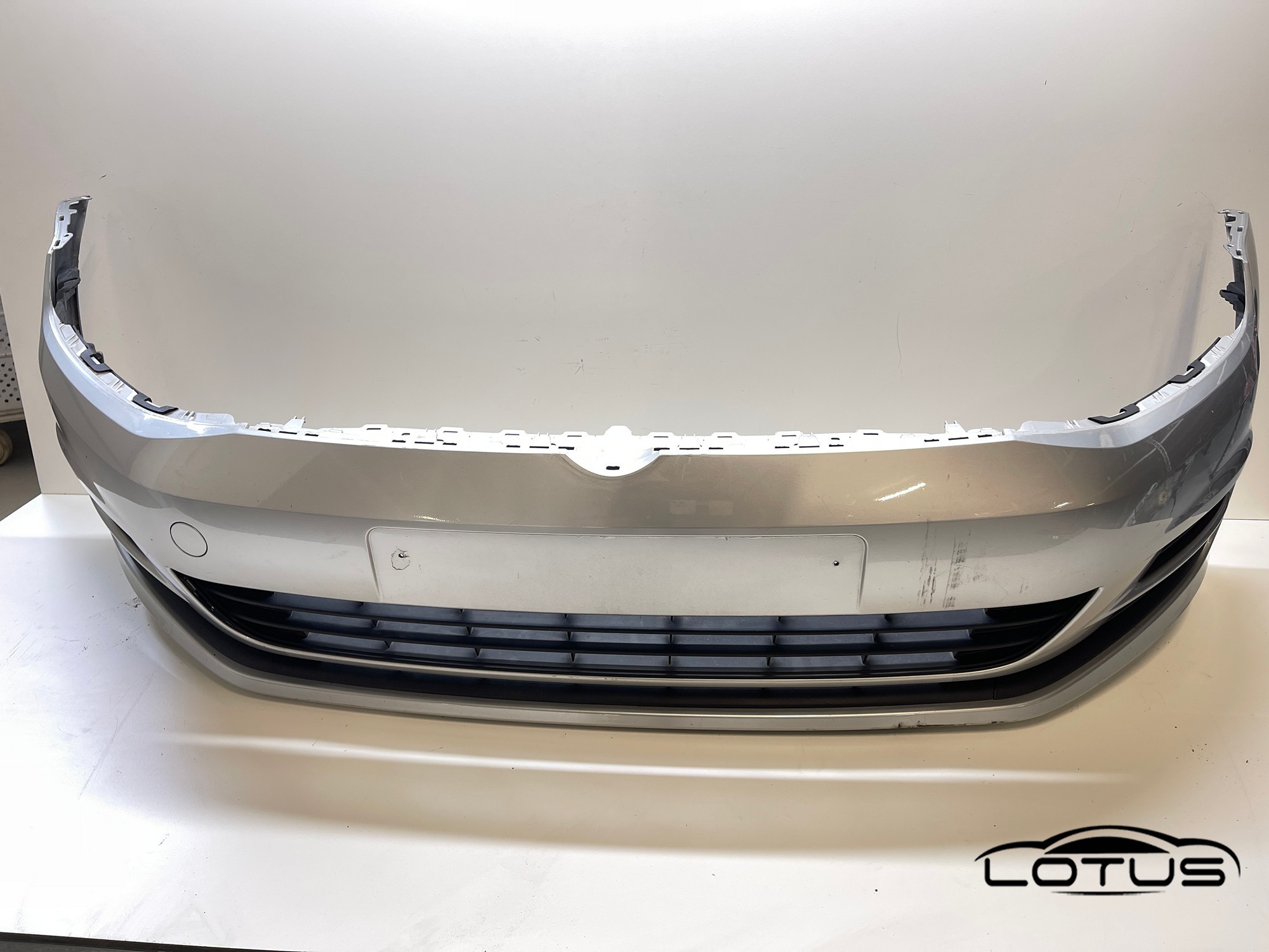 Prednji branik VW GOLF 7 2012-2016