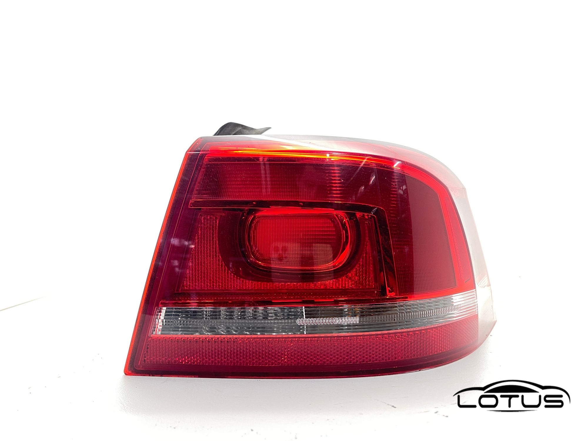 Desna štoplampa VW PASSAT 7 2010-2015 LIMUZINA