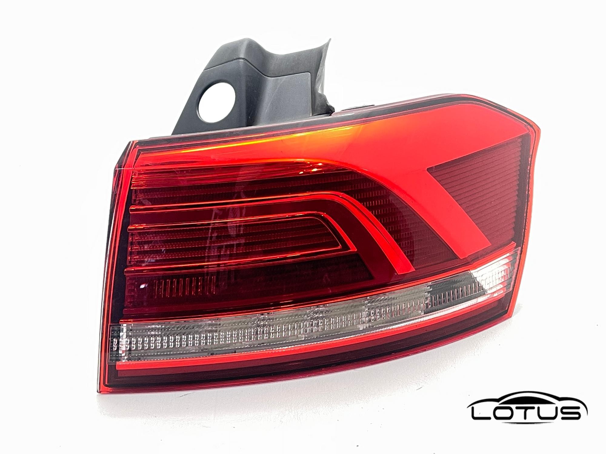 Desna štop lampa VW PASSAT 8 2014-2019 KARAVAN