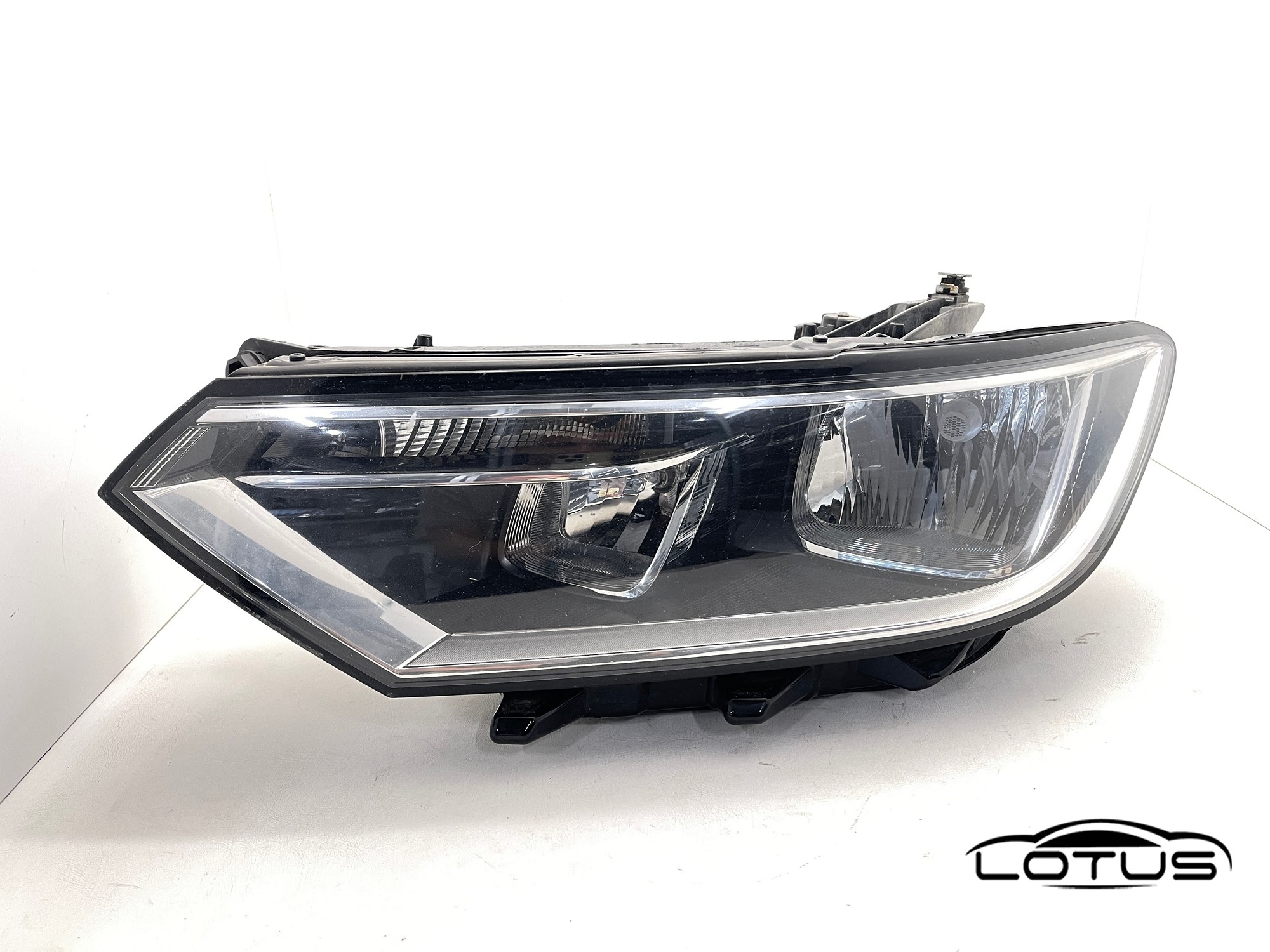 Lijevi far VW PASSAT 8 2014-2019