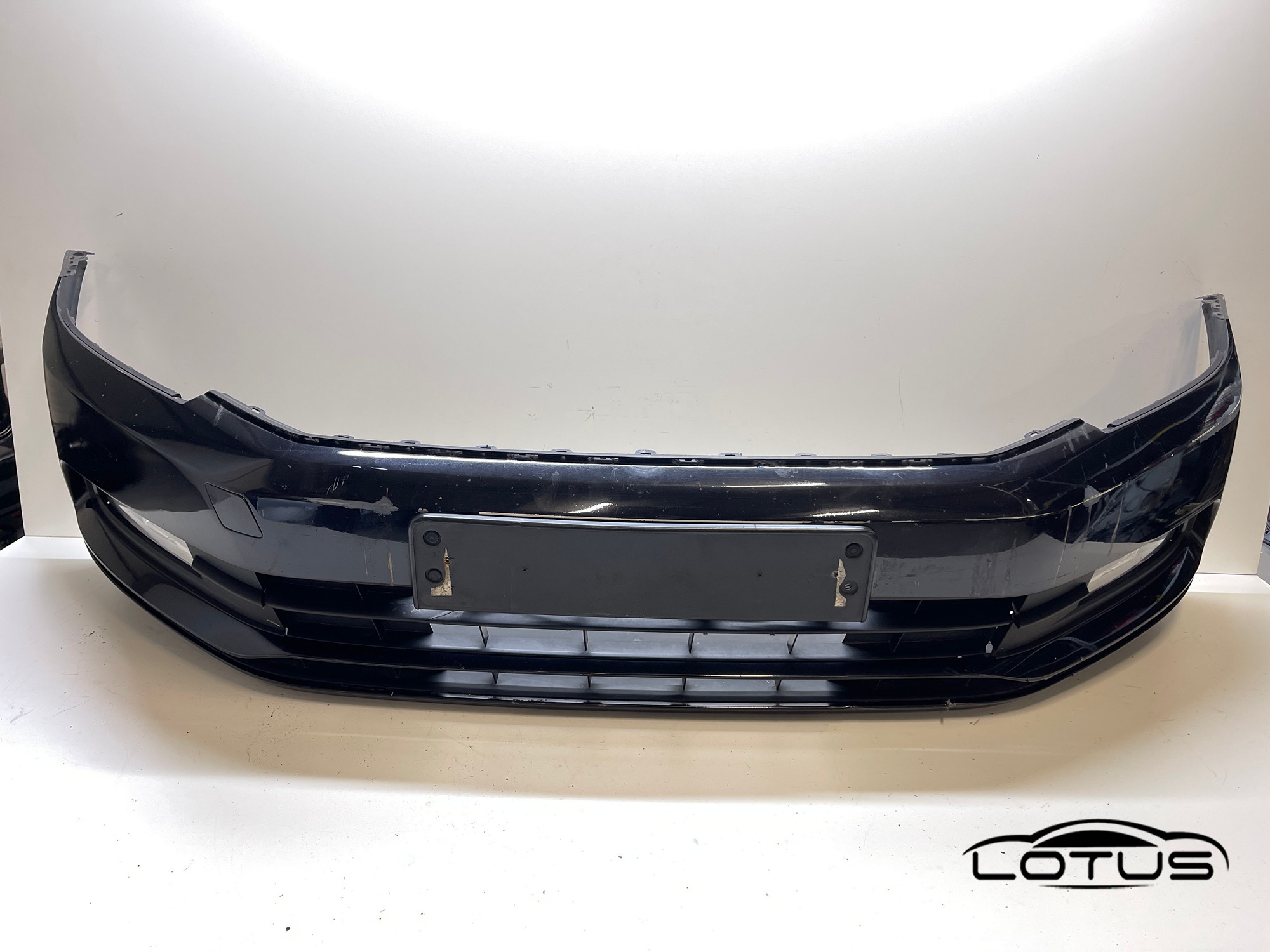 Prednji branik VW PASSAT 8 2014-2019