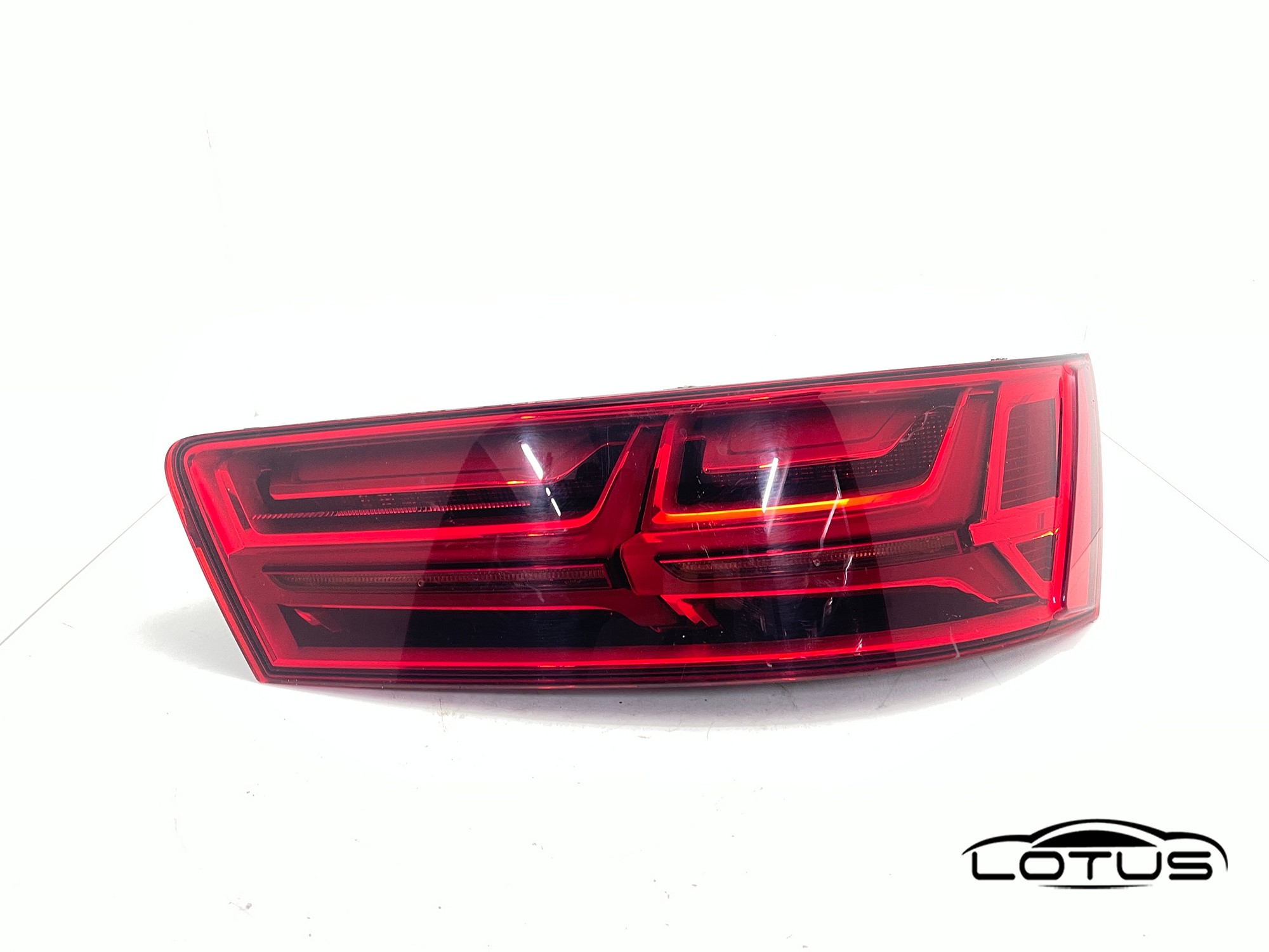 Desna štop lampa Audi Q7 4M 2015-2019 4M0945094E